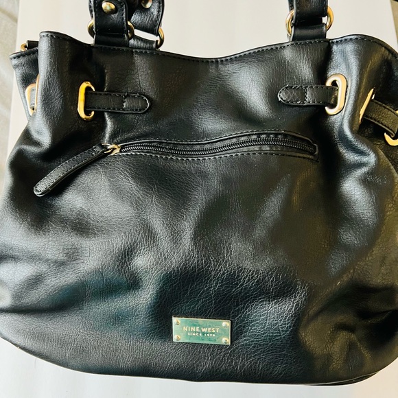 Black leather Nine West purse! The leather on this bag is AMAZING! Great quality - Picture 2 of 5